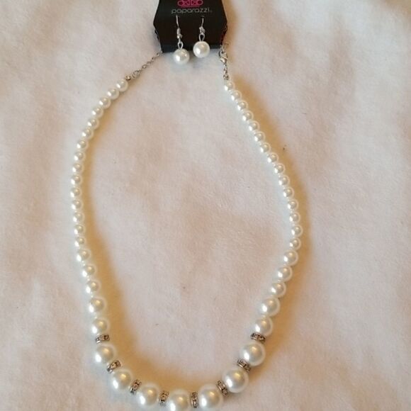 Paparazzi Set Faux Pearls necklace & earrings - Picture 1 of 7